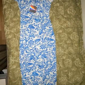 Tajt medellång blå vit mönstrad klänning stl 40 - Tajt medellång blå vit mönstrad klänning stl 40 helt oanvänd. Kan mötas upp elr posta men köpare står för frakten 