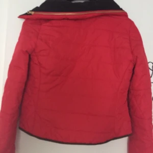  - Fin vår/höstjacka med regnluva som man kan ta ut och stoppa tillbaka. 
Aldrig använd! 
Frakt tillkommer.