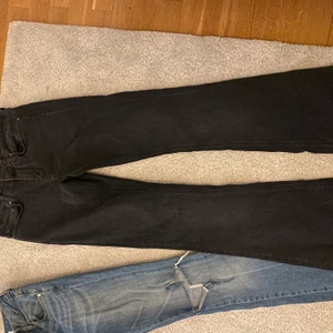 Gråa bootcut  - Säljer dessa fina bootcut i stl 36, snygga och passar till allt i vardags! 