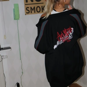 Tracksuit jacka - Vi säljer en 90tals tracksuit jacka. Jätte cool, lite tjockare material. @ MaggansVintage på IG! 