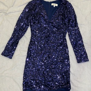 Klänning - En perfekt klänning till nyår! Säljer nu denna helt oanvända Dry lake klänningen, som tyvärr är något liten för mig. Har för mig att jag betalade ca 800kr för den. Frakten ingår i priset!