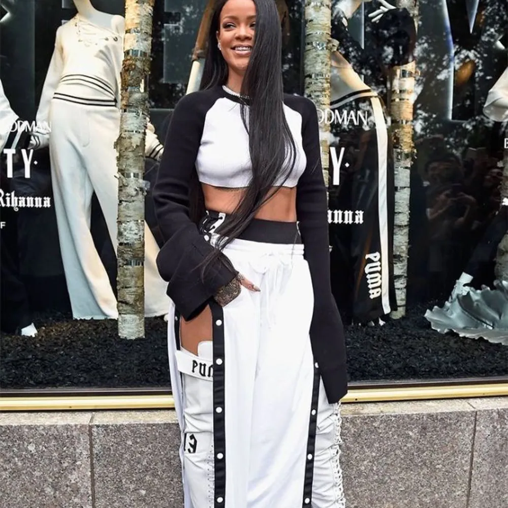 Buda! Tear away track pants från Rihannas egna FENTY kollektion (slutsåld). Oversized strl. Helt nytt skick, köparen står för frakten🤍. Jeans & Byxor.