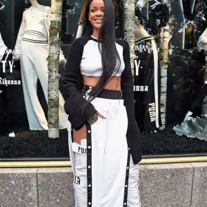 Buda! Tear away track pants från Rihannas egna FENTY kollektion (slutsåld). Oversized strl. Helt nytt skick, köparen står för frakten🤍