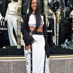 FENTY x PUMA RIHANNA - Buda! Tear away track pants från Rihannas egna FENTY kollektion (slutsåld). Oversized strl. Helt nytt skick, köparen står för frakten🤍