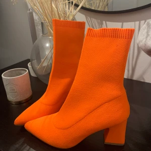 Neonklackar storlek 37 - Skitsnygga klackar i orange neon 