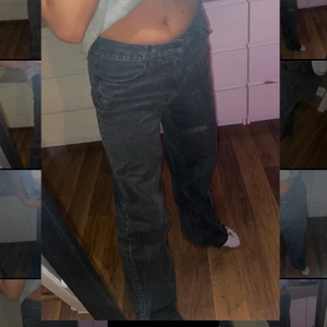 Jeans!! - Säljer mina perfekta svarta/mörkgråa jeans från hm pga har så många andra! Använda max 3 ggr. Helt slutsålda på hms hemsida!!! Jag är 163 och de är för långa på mig om ja inte har skor! så passar nog från 163 till 170!