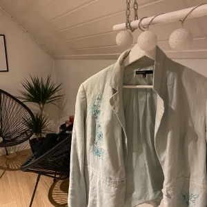 VINTAGE KAVAJ - Vintage kavaj med superfina blommor från lindex i storlek 44, men sitter som en S/M. Bra skick, 80 kr + frakt 🚚
