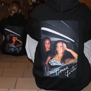 Hoodie med tryck nu på REA! - Har ett UF företag vid namn ”Donna Forte UF”. Vi säljer denna mysiga hoodien med egengjorda tryck. Trycken är till för att representera starka kvinnor därav vid namnet Donna Forte vilket betyder ”Stark Kvinna”. Finns i storlekarna S- XL.                           Skriv gärna till oss på insta vid intresse @donnaforte_uf                                                         Kan mötas upp i Göteborg eller frakta 