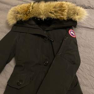 Säljer min äkta canada goose jacka som är använd 1 vinter. Jackan är kemtvättad.  Modell: montebello  Storlek: Xs men även passar S.  Kvitto finns.                                         För mer bilder eller frågor hör av er!                                        BUD JUST NU 3500kr✨