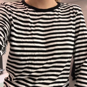 Randig tröja från monki storlek S - Randig tröja från Monki storlek S. Använd endast ett fåtal gånger. Säljer för 20 kr plus frakt, alltså 83 kr men priset kan diskuteras. Fler bilder kan skickas vid intresse.