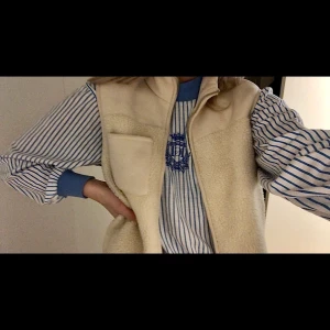Vintage oversized tröja - En jättefin ljusblåtandig vintage tröja som jag köpt second hand, den är i väldigt fint skick med väldigt mysigt material. Strl 46-48, men den sitter perfekt oversized på mig som är en 36-38 säljer för 150 kr inklusive frakt 🥰