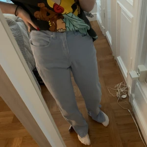 Ljusblåa jeans - Säljer dessa trendiga jeans från Madlady då jag behöver pengar:/