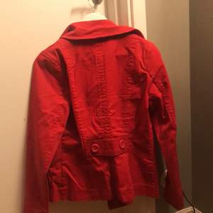 En röd jättefin kappa, köpare står för frakten 
