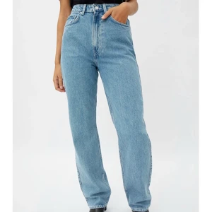 WEEKDAY ROWE JEANS - Säljer nu mina älskade weekday jeans i modellen ”rowe extra high straight jeans”. Då jag tyvärr inte får så mycket användning för dom längre. Byxorna är väldigt långa i benen så skulle absolut säga att de passar er som är lite längre också. (det går självklart också att klippa dom om man önskar de kortare i benen också). Dessa är i ett väldigt bra skick, inga märken/fläckar eller sånt💞kontakta mig för mer information