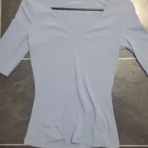 Nakd tröja - Söt ljus lila/blå tröja från NA-KD, Aldrig använd. Storlek xs men passar även S. Kontakta för fler bilder. Går att diskutera priset. Köpare står för frakt 💕