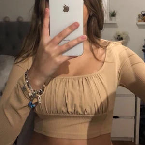 Beige fin tröja - Så fin topp i beige från shein. Helt ny men säljer då jag tyckte den va för kort och jag tyckte den satt lite tight. Storlek S men passar xxs-s beroende på hur man vill den ska sitta. 50 kr + frakt
