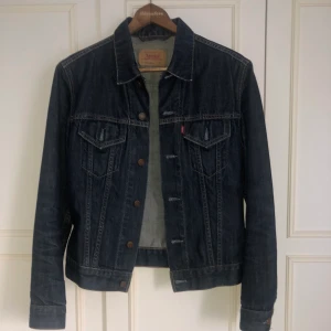 Levis jeansjacka  - Mörkblå klassisk jeansjacka, stl M. Knappt använd