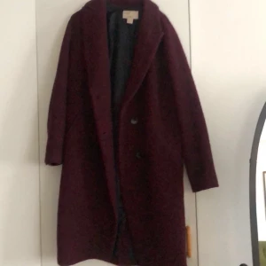 Ullkappa från hm - Säljer denna thriftade ullkappa från hm! Superfin. Har några år på nacken (men superfint skick), så säljer därför billigt. Fraktas spårbart!