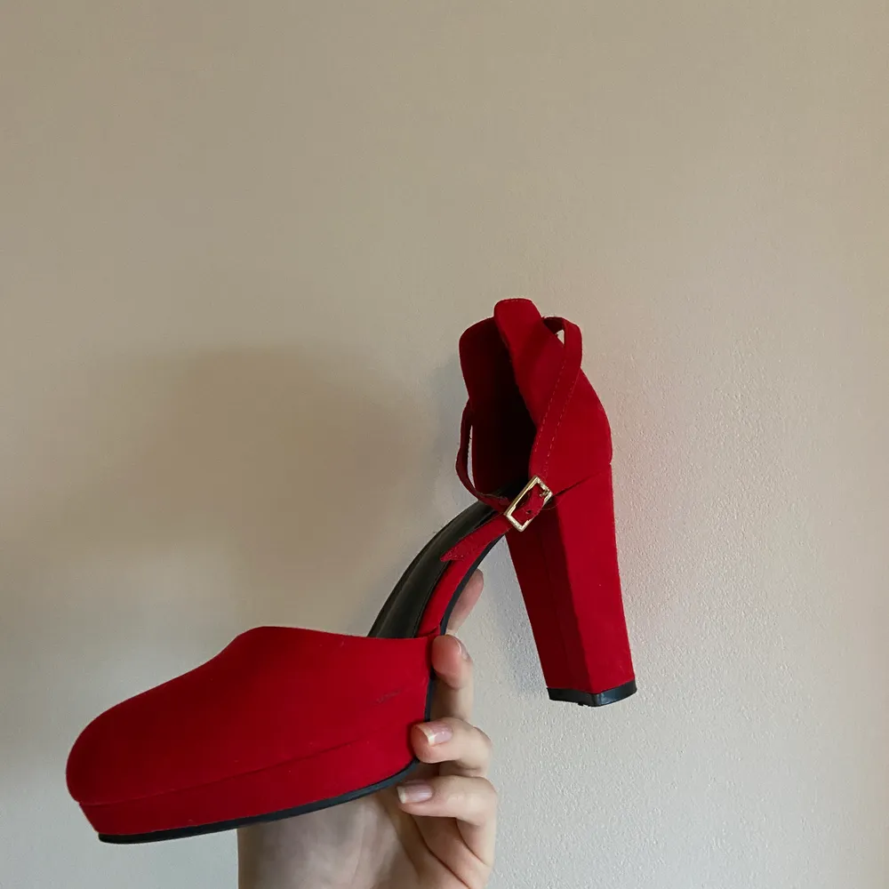 Sjukt snygga röda klackar från Din sko i strl 38! Använda 3 gånger, alltså väldigt bra skick! Ett litet märke på ens skon som inte syns när man har på sig dem (innesidan av foten). Finns fler bilder! Fraktas eller möts upp i Kalmar ❤️. Skor.