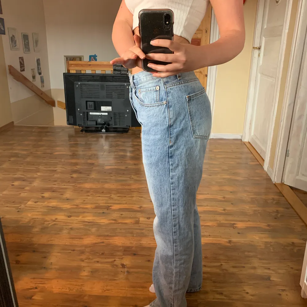 Säljer dessa skitsnygga jeans ifrån princess polly i 38, längd är oklar men jag är ca 170 cm lång som referens! Passar verkligen till allt men har fler liknande så därför säljer jag dessa, 200kr + frakt men kan även bli budgivning🦋🦋. Jeans & Byxor.