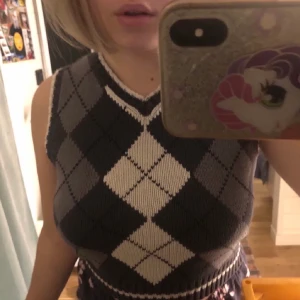 Söt vintage väst - Gör ytteligare en INTRESSEKOLL på min favvo väst! Köpt i somras, vill ha minst 180 för den då det är en av mina favorit toppar! blir fler intresserade blir det budgivning! Köpare betalar för frakt