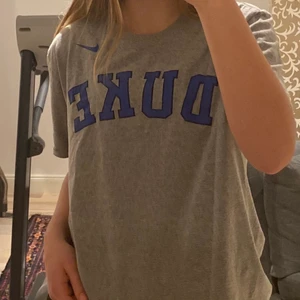 T-shirt - Jag säljer min äkta Nike DUKE university t-shirt! Köpte den på en secondhand butik i Stockholm! Den är i strl XL men sitter som en L! Jag har vanligt vis strl M så den sitter bara lite oversized på mig. Frakt tillkommer 63kr!