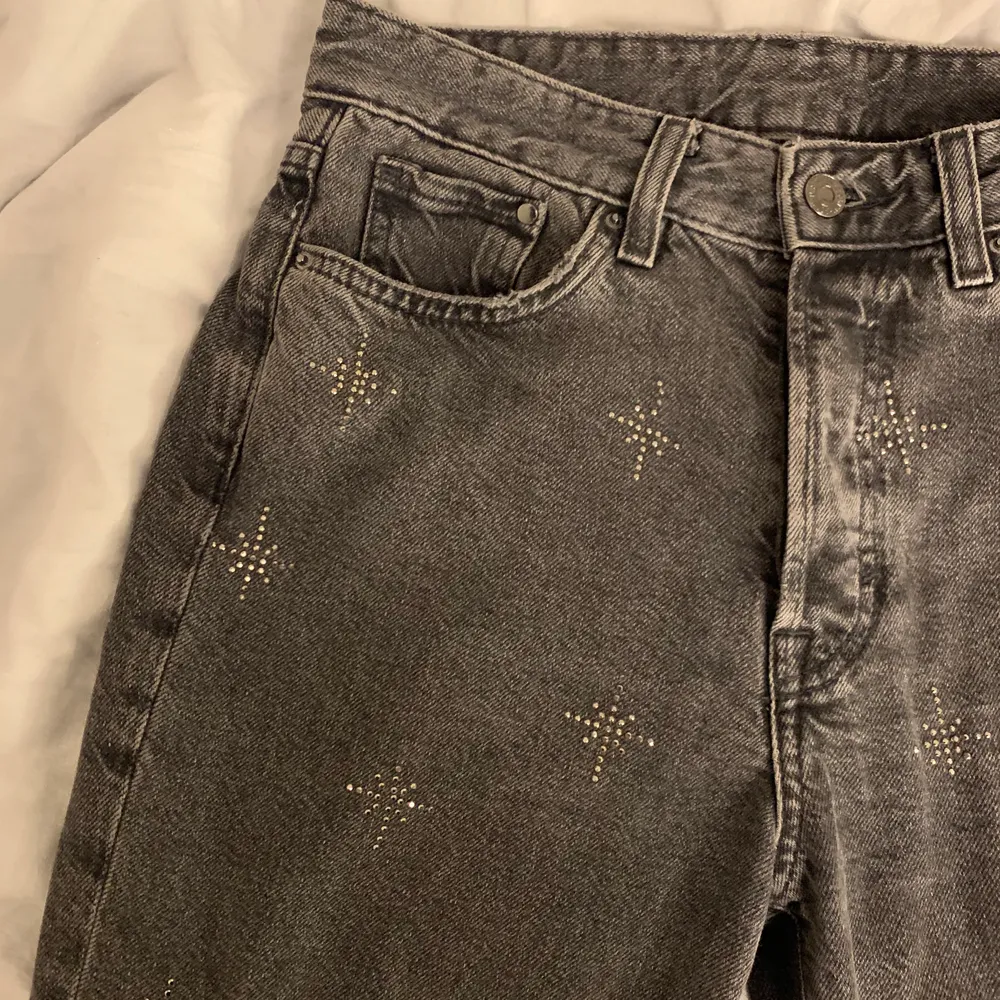 Ett par skitcoola gråa jeans från HM som inte längre finns kvar att köpa. Glitter pärlor på framsidan men inte på baksidan. Strl 26, ser ut som nya. Köpte står för frakt 💕 buda i kommentarerna . Jeans & Byxor.