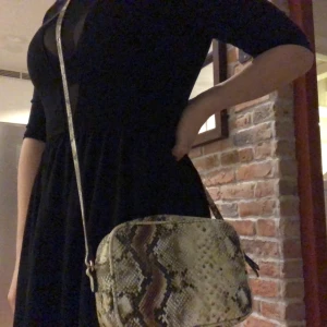 Väska  - Väska från h&m, knappt använd. 