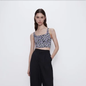 Blommigt linne - Linne från zara, slutsålt på deras hemsida, endast testat. Storlek S men passar även XS