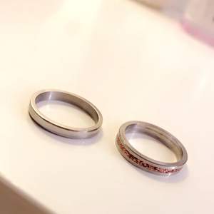 Säljer jättefina ringar i rostfritt stål! (Ringarna håller sin fina färg och rosar inte!) 50kr styck💕 kan frakta 