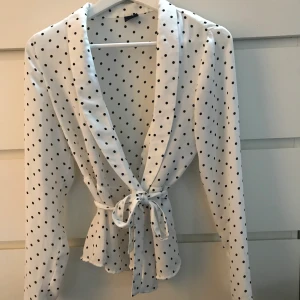 prickig blus - Fin prickig blus i omlottmodell! Knappt använd! 