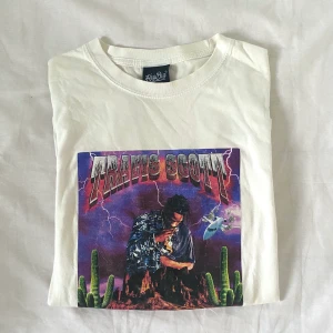Travis Scott Tshirt  - Travis Scott T-shirt köpt på Plick för länge sedan. Aldrig använd behövs dock strykas lol. Buda! Strl S