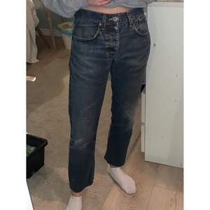 Säljer dessa ascoola vintage jeansen från G-star raw, står 32/32 men sitter perfekt på mig (173cm) som brukar ha 26/32 (liiiite loose). Avklippta längst nere. Swipe för mer info 🌟 