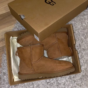 Bruna UGG’s - Äkta bruna uggs köpta i en uggs affär • Nästintill oanvända 1-2 gånger endast • Storlek 39 • Jättesköna och perfekta för vintern • Säljer för 800kr kan sänkas vid snabb affär!!! nypris 2k+ 😍