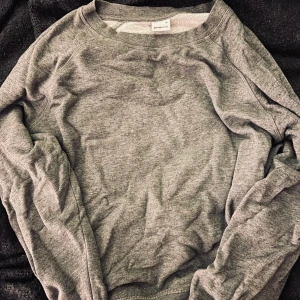 Fin grå sweatshirt 🤍 - En helt vanlig men väldigt fin grå sweatshirt i storlek XL, den är croppad så den slutar perfekt vid byxkanten och är perfekt oversized i ärmarna 🖤 Tröjan är använd men i bra skick bortsett från en väldigt liten vit fläck (se bild 3)! Först till kvarn! ❄️