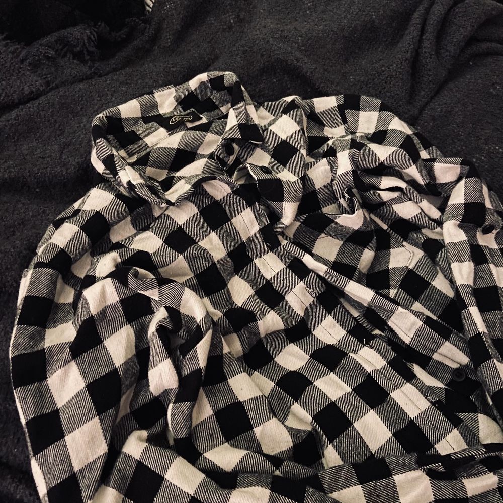 Säljer denna flanellskjorta! 🖤🤍 Den är lite längre så den passar perfekt som exempelvis en klänning m. skärp i midjan eller över en topp med byxor! Först till kvarn gäller! ❄️. Skjortor.