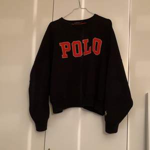 Polo Ralplauren sweatshirt med broderi/logo på bröstet. Stor i passformen och supermysig. Använd fåtal gånger.
