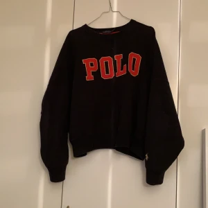 Polo Ralphlauren sweatshirt - Polo Ralplauren sweatshirt med broderi/logo på bröstet. Stor i passformen och supermysig. Använd fåtal gånger.