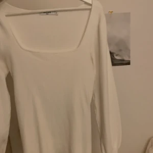 Tröja - Säljer denna superfina tröja i storlek XS. Enbart använd ett fåtal gånger och är i jättebra skick. Hör av er om det är några frågor. Köparen står för frakt💞