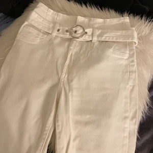 Jeans  - Jeans från Bershka. Vit färg, aldrig använda förut. Mycket bra skick! Storlek 34 