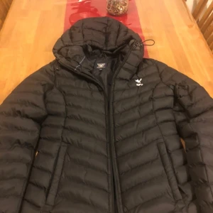 Vinson Polo Club Dam - Säljer min Polojacka,dam i strl xs. Är i nyskick, använd en vinter. Ganska varm och skön.   Köparen står för frakt.