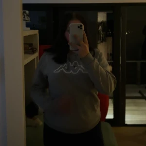 Kappa hoodie - En kappa hoodie köpt för en månad sen, bra skick lite nopprig på magen men inget man lägger märket till. Säljer för den börjar bli för liten