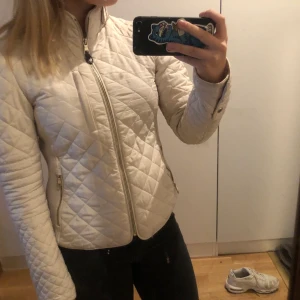 Vår jacka  - En fin vår jacka i en vit / Beach färg, har tyvärr inte kommit till användning. Skriv för fler bilder vid intresse💞  storlek m men den är liten i storleken 