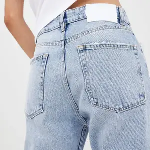 Superfina ljusblå jeans från zara i en rak modell. Sparsamt använda. Storlek 34. 120 + frakt