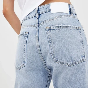 High Rise straight jeans från Zara  - Superfina ljusblå jeans från zara i en rak modell. Sparsamt använda. Storlek 34. 120 + frakt