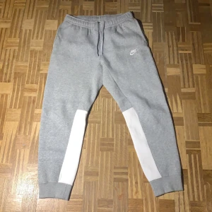 Nike  - Säljer en Nike tracksuit (tröja och byxor).                                    Tröjan storlek M.                                                                                Byxorna storlek M. Använt 1 gång. Priset kan diskuteras men just nu är priset 800kr för både tröjan och byxorna.