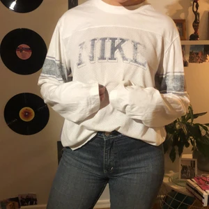 Vintage Nike tröja - Säljer denna svincoola Nike tröjan från humana. Älskar verkligen den men kommer inte längre till någon användning:(( skriv för fler bilder. Om fler är intresserade blir det budgivning.  Frakt tillkommer, annars möte i växjö eller älmhult