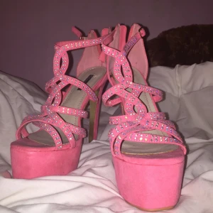  - Impulsköp för att de var så fina!! Men aldrig använda då jag inte kan gå i så höga klackar.. Färgen är liiiite mer korall än rosa som på bilden, och de är väldigt höga! 