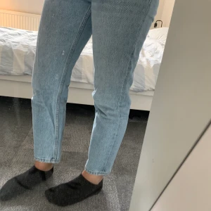 Mom jeans, ZARA - snygga mom jeans i en fin blå tvätt, jag är ca 167cm