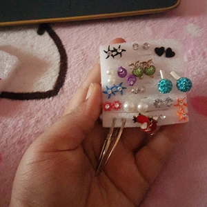 I - Hej säljer  örhängen  stora kostar 10 små kostar 5kr har inte använda. 😊